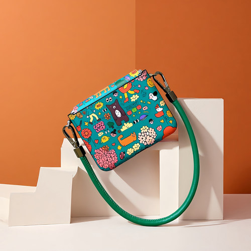 全包中轴，斜挎挂绳。创意可爱