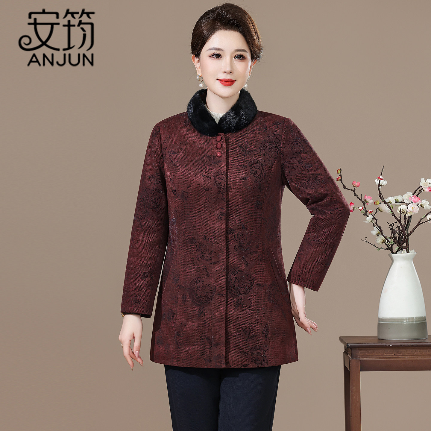 品牌羽绒服女妈妈装高端鹅绒中老年2025冬季防寒宽松羽绒大码外套