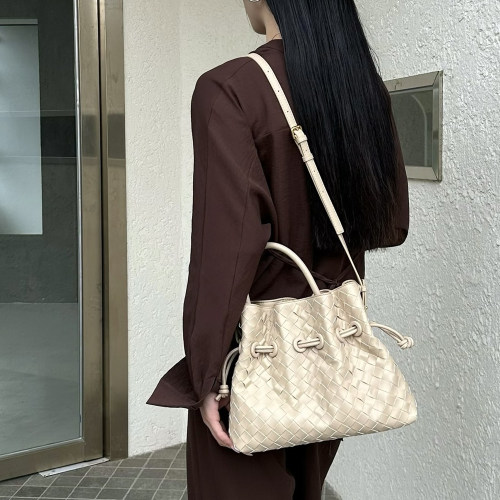 B家手工牛皮编织福袋真皮女包时尚抽绳单肩水桶包手提通勤托特包