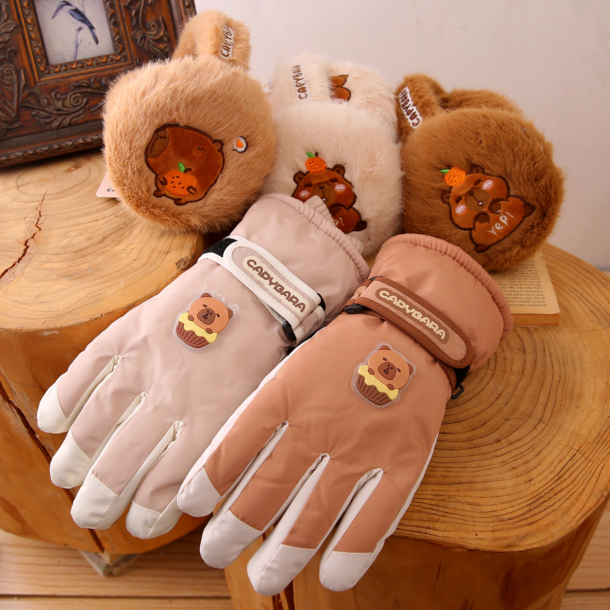 卡皮巴拉儿童耳罩滑雪手套两件套
