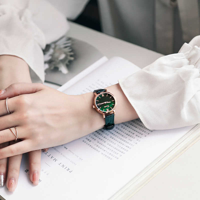 英国小众手表女学生简约文艺复古小表盘森系防水气质ins风小绿表