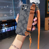 适用苹果15plus手机壳xsmax手腕带14复古se经典 xs皮质6splus简约iphone13小众12Pro斜挎11promax挂绳8防摔x女