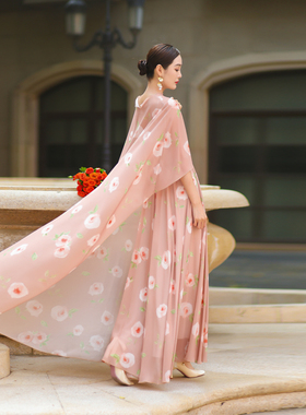 法式碎花披肩式连衣裙高级感春夏新款印花海边旅游拍照好看的裙子