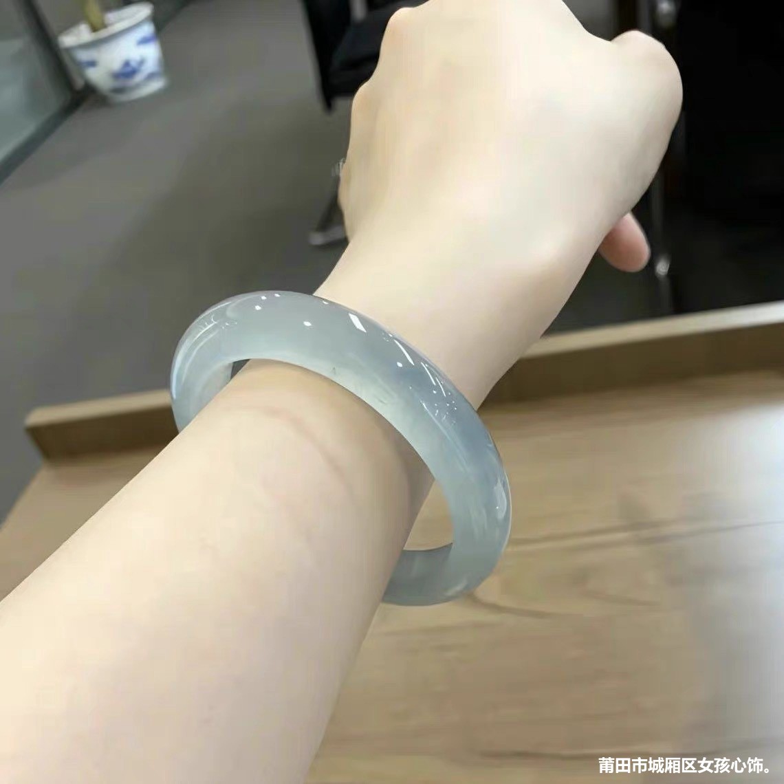 天然缅甸冰种翡翠玉手镯女透水润玉镯子正圈晴水飘花玉石浅绿