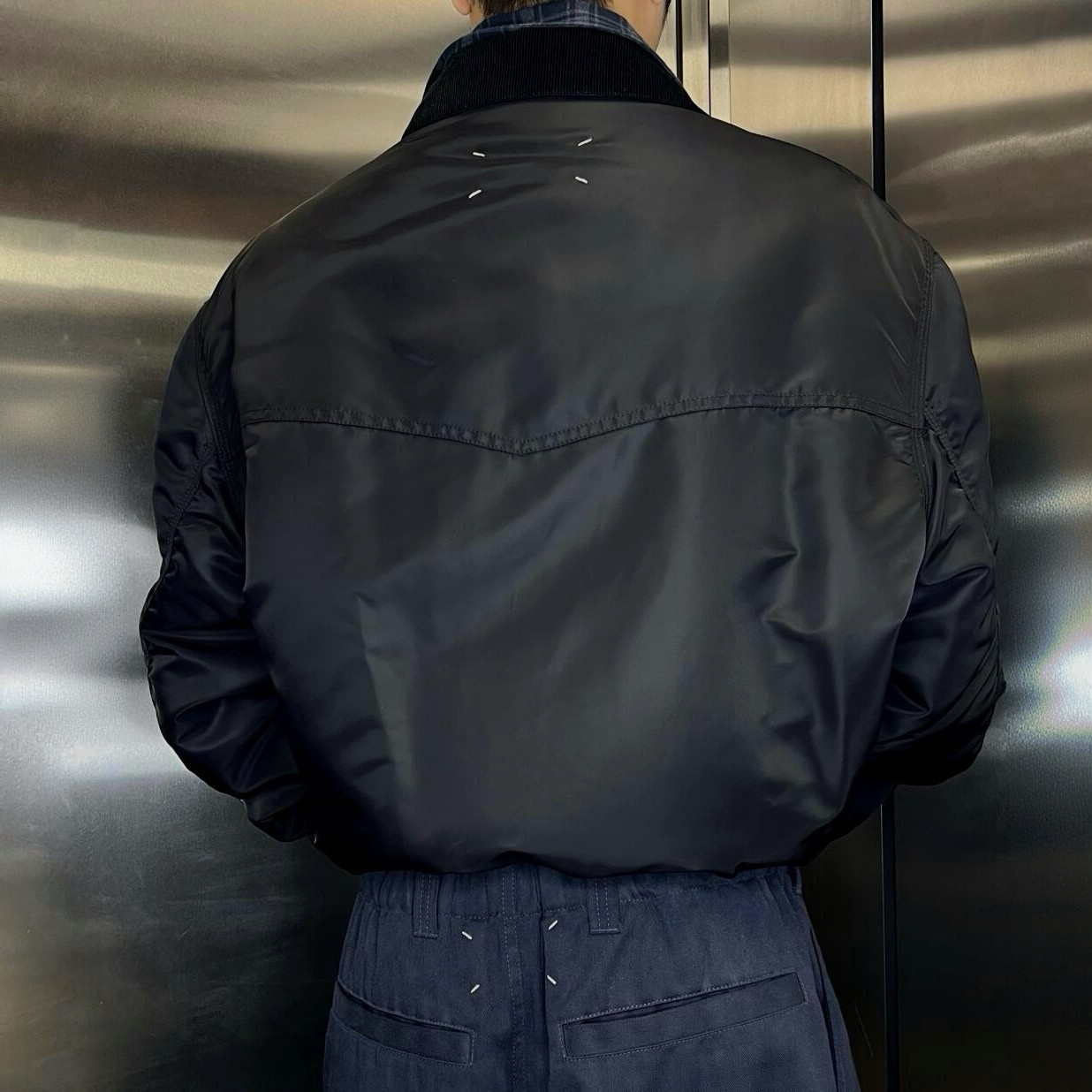 四角缝线黑色尼龙飞行夹克bomber