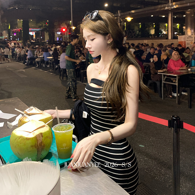 juanjuanyee【女神裙2.0】针织黑白弹力抹胸蕾丝下摆连