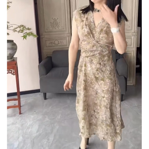 深圳南油＃夏季新款香港巴黎五区AK气质V领无袖法式印花连衣裙潮