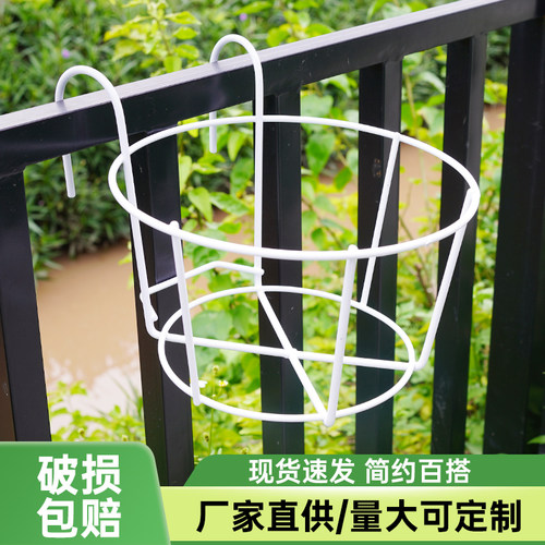 把花盆挂在阳台栏杆上面节省空间