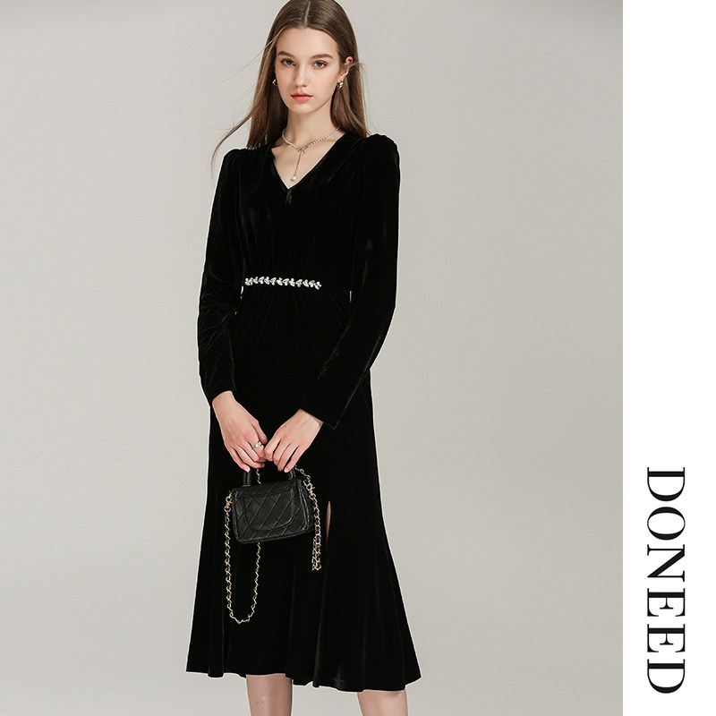 DONEED2025春款法式优雅V领收腰小黑裙轻奢钻饰开叉丝绒连衣裙女