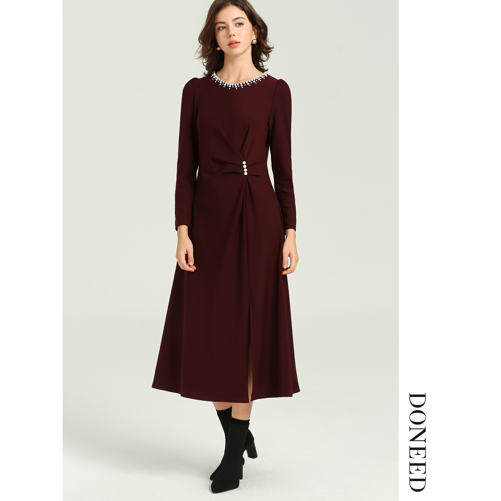 DONEED2025秋冬轻奢高级感圆领钉钻收皱设计连衣裙女