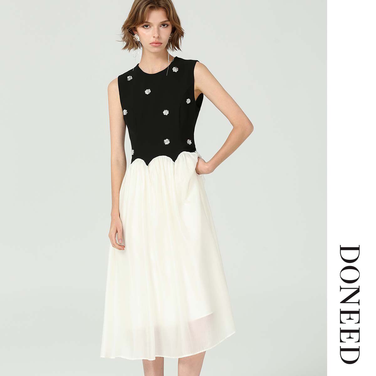 DONEED夏设计感重工立体钉珠弧形拼接撞色无袖千金感连衣裙女