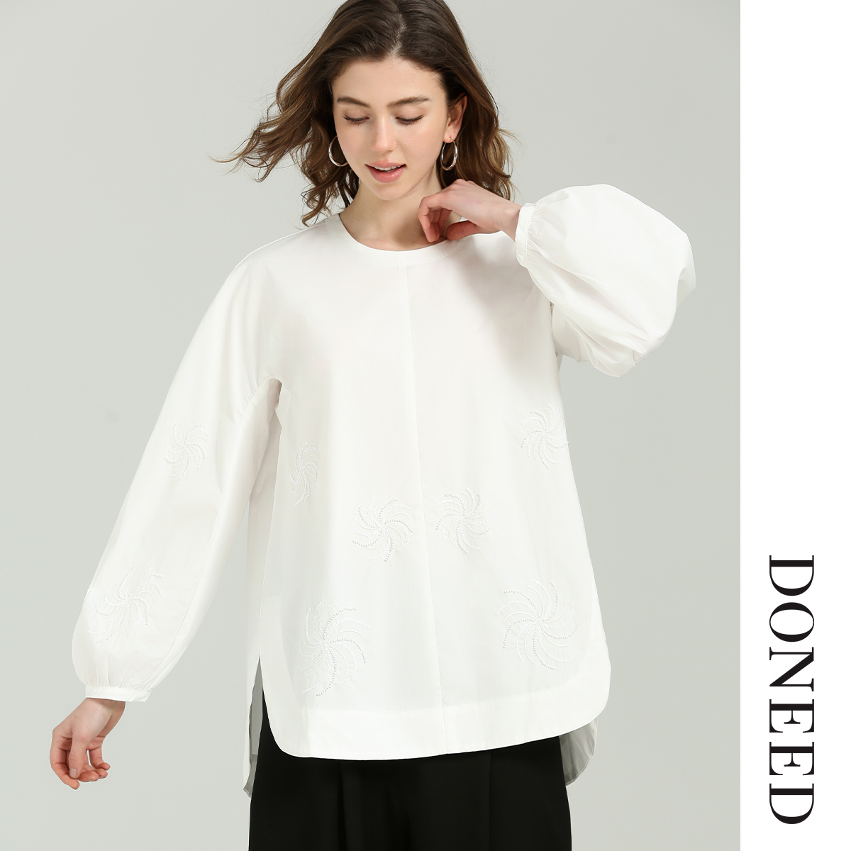 圆领重工烟花钉珠灯笼袖衬衫女