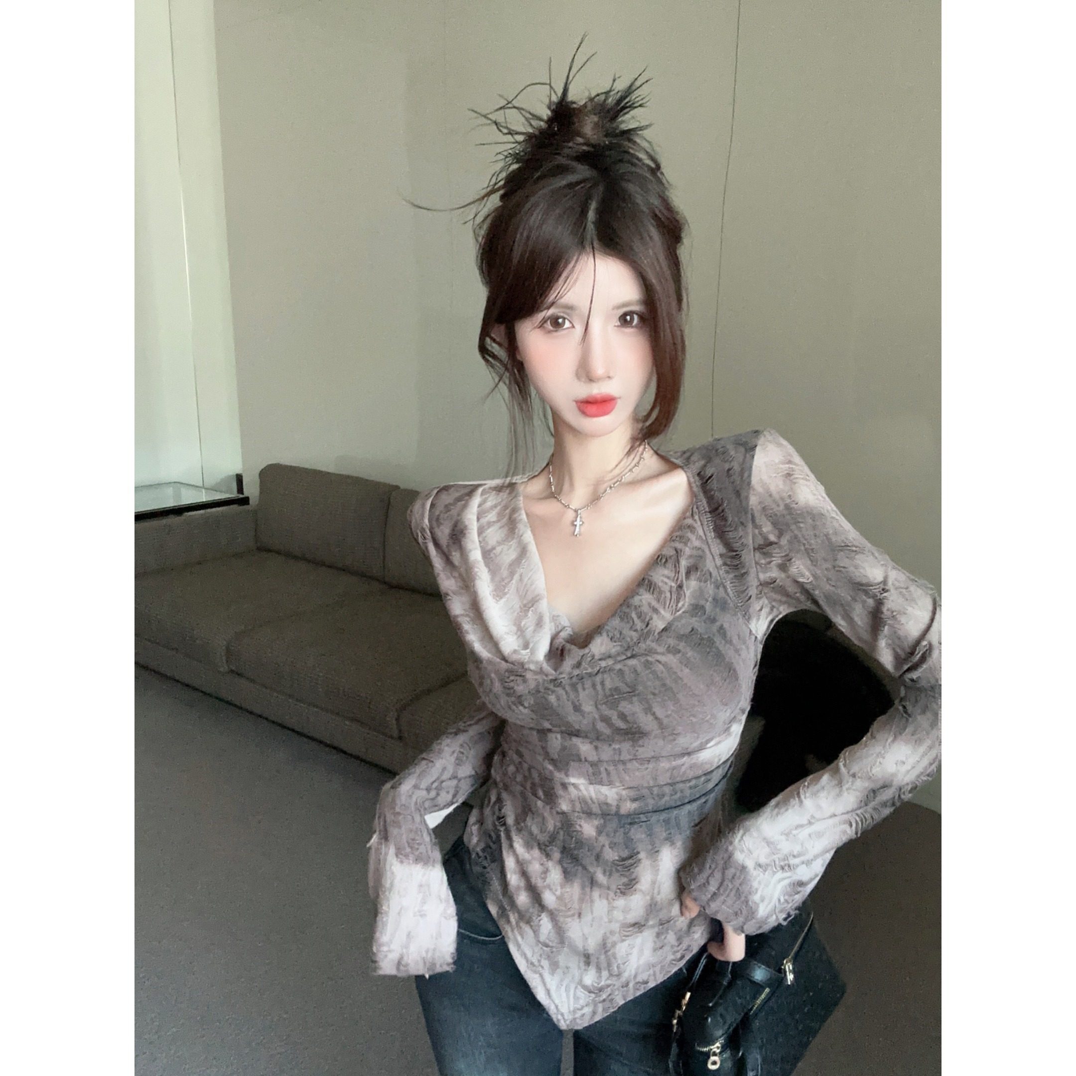 春季辣妹法式独特别致荡领一字肩上衣扎染不规则长袖t恤打底衫女
