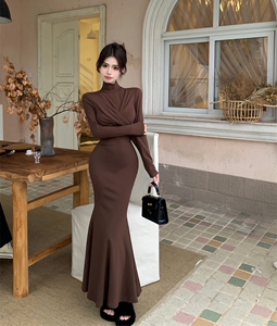 交叉连衣裙女2023秋冬打底内搭咖色裙子收腰紧身包臀鱼尾长裙