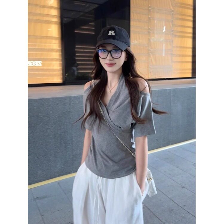 韩系甜辣妹灰色V领露肩短袖t恤女夏季款收腰小个子设计感小众上衣