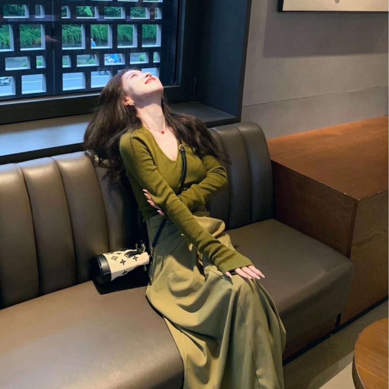 韩系V领修身气质长袖针织衫女秋季新款扭结显瘦半身长裙时尚套装