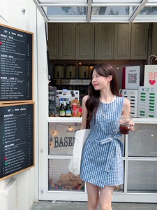 法式蓝白格子系带背心连衣裙女夏季2026新款气质休闲百搭无袖短裙