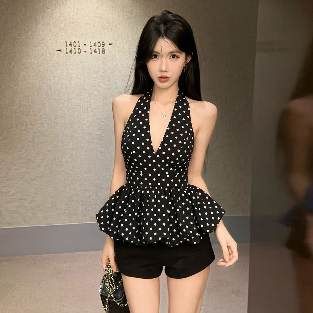 辣妹黑色波点挂脖遮副乳吊带背心