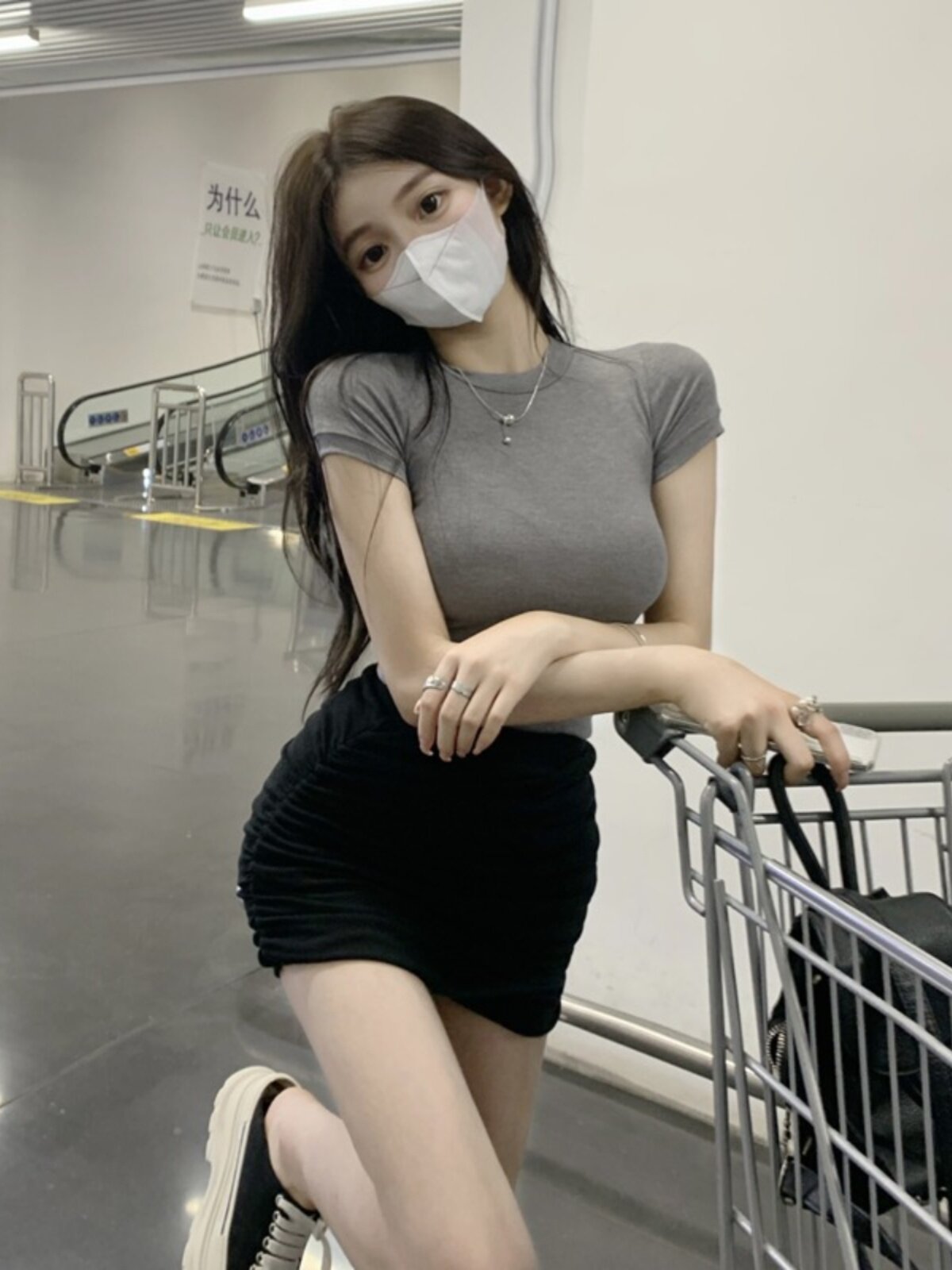 여성을위한 순수한 정욕 스타일 패션 정장 여름 2024 새로운 슬림 반팔 티셔츠 + 핫 소녀 힙 스커트 투피스 세트