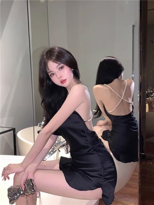 港味露背性感珍珠链吊带连衣裙女夏季新款辣妹显瘦气质包臀短裙子