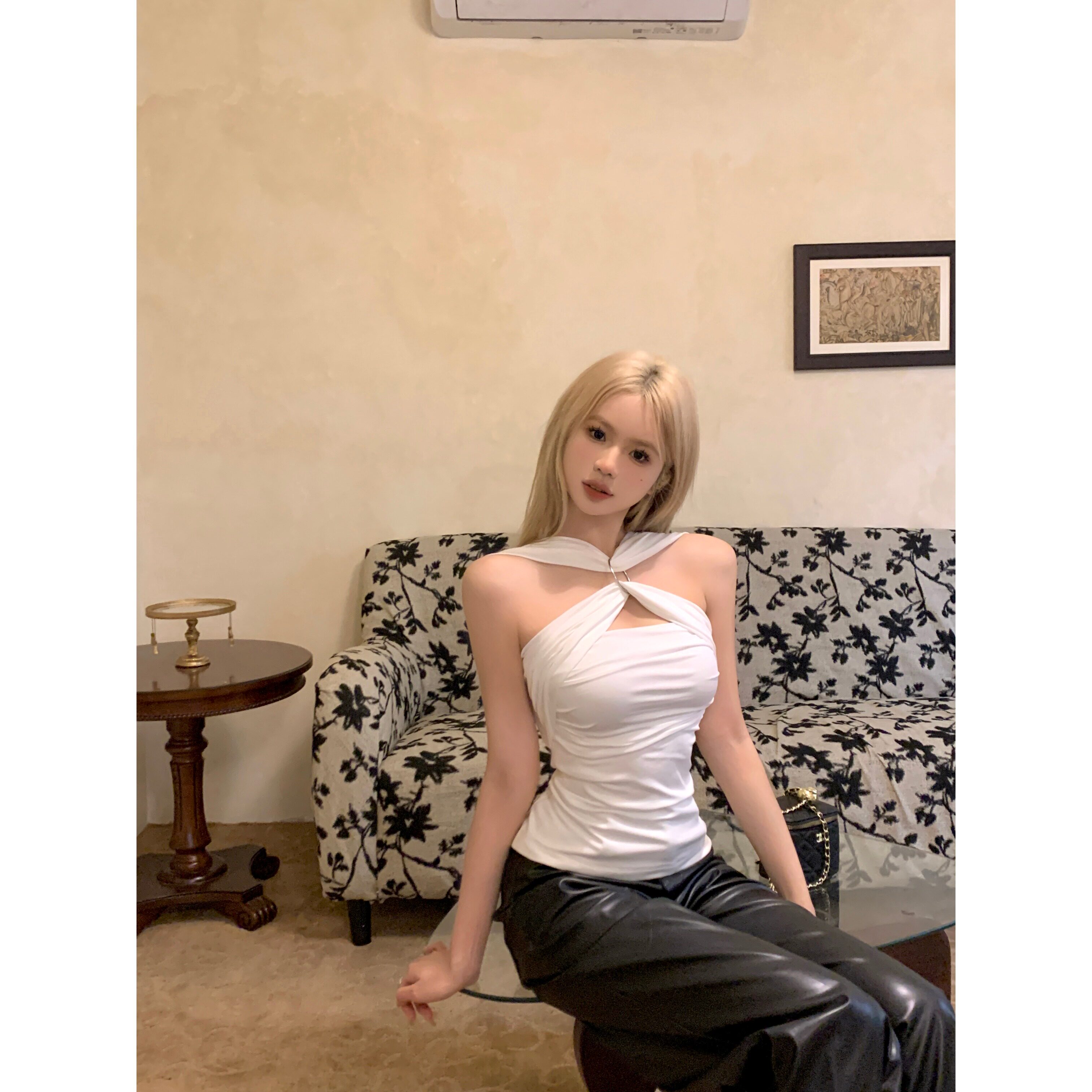 露背交叉挂脖白色吊带背心女2026夏季新款性感圆环修身辣妹上衣潮