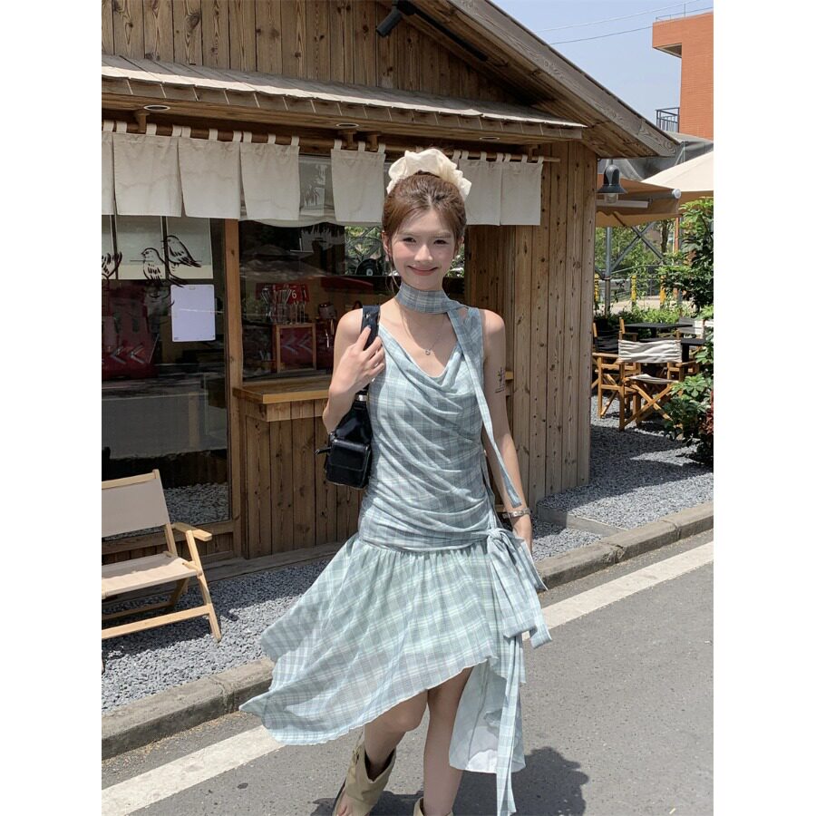 设计感纯欲不规则格纹连衣裙女夏季收腰显瘦气质小个子无袖背心裙