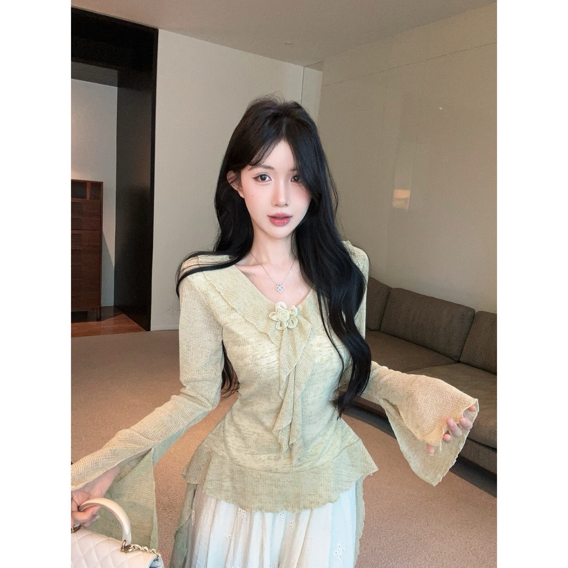 独特漂亮荷叶边收腰上衣女秋季薄纱防晒罩衫法式轻熟喇叭长袖T恤