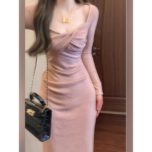 粉色方领扭结针织连衣裙女秋冬修身收腰开叉长裙纯欲显瘦包臀裙子