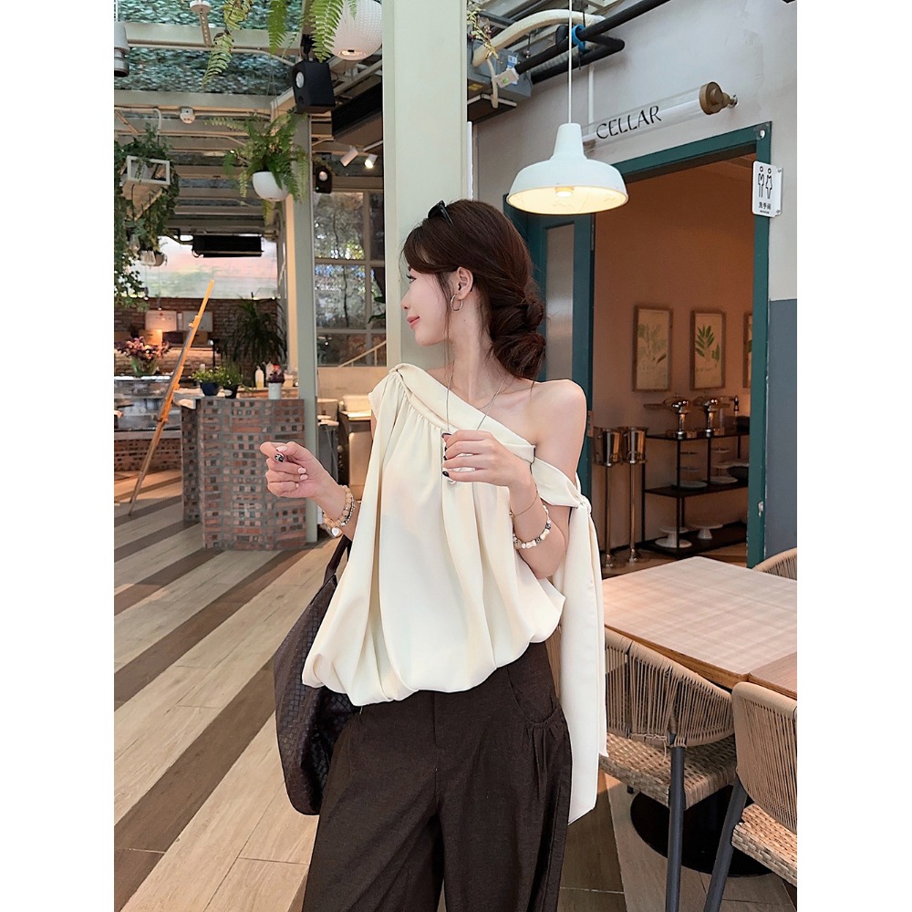 设计宽松短款无袖飘带背心女夏季2025新款法式不规则花苞斜肩上衣