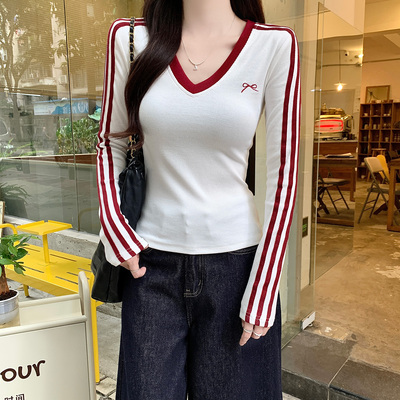美式辣妹风白色条纹修身长袖T恤女春秋V领蝴蝶结刺绣内搭打底上衣