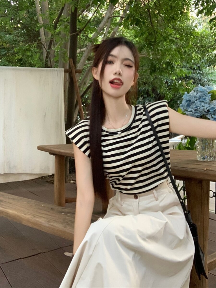 여성을위한 여름 신작 라운드 넥 한국 스타일 스트라이프 캐주얼 민소매 티셔츠 + 슬림 하이 웨이스트 하프 길이 스커트 패션 정장 트렌드