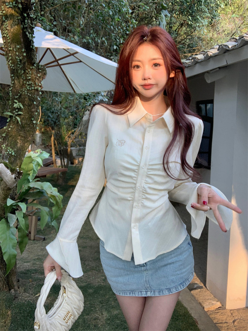 新款假日法式气质杏色多色翻领褶皱喇叭袖收腰衬衫女修身叠穿衬衣