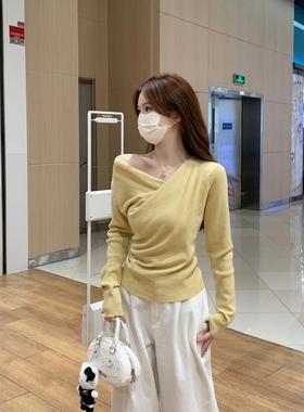 黄色小心机露肩德绒衫女秋季显瘦保暖内搭短款打底衫气质修身上衣