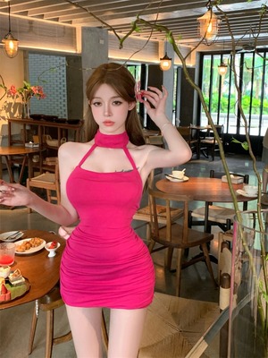 带胸垫别致辣妹挂脖显身材连衣裙吊带裙收腰修身包臀褶皱短裙女