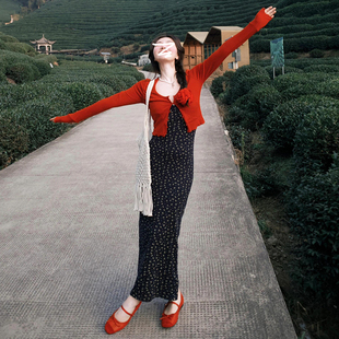 小个子碎花V领吊带修身显瘦连衣裙子女秋季长裙配开衫外套两件套