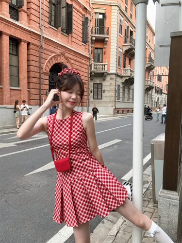 甜辣妹红色格子背心连衣裙女夏季新款修身显瘦纯欲风百褶A字短裙