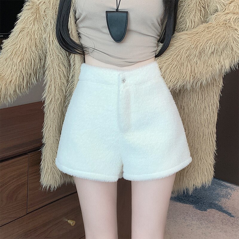 白色加厚保暖短裤女秋冬春季新款小香风A字阔腿裤毛绒绒辣妹靴裤