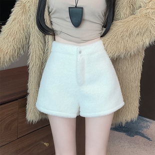 白色加厚保暖短裤女秋冬春季新款小香风A字阔腿裤毛绒绒辣妹靴裤