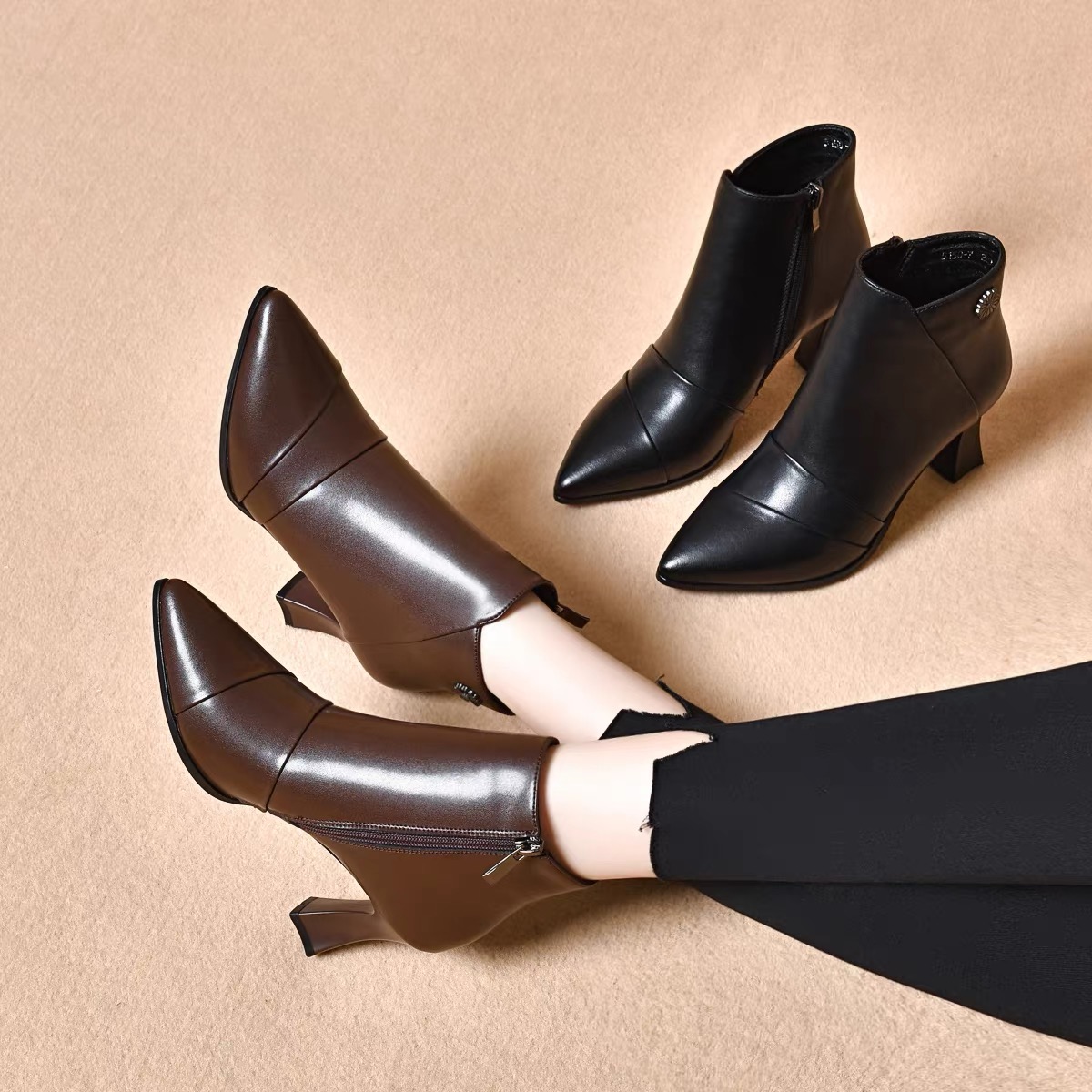 秋冬季高跟短靴2025新款粗跟尖头裸靴单靴中跟加绒皮鞋1113n