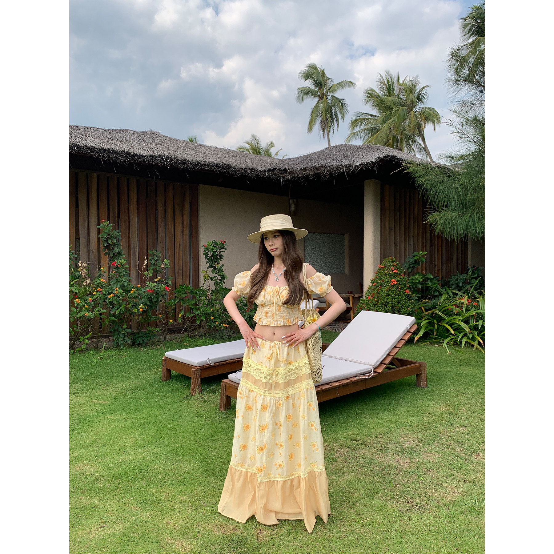 米花家【瑞拉花园】 荷叶边泡泡袖上衣+蕾丝拼接度假风半裙女套装