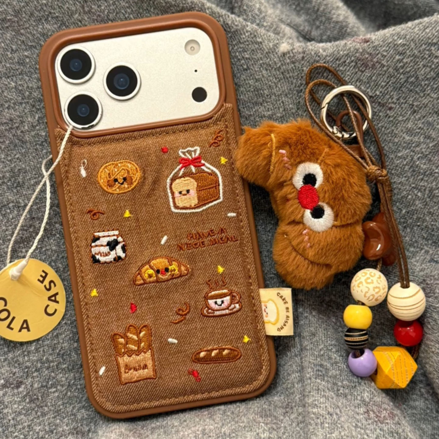 【每日新品】秋冬棕色绒布刺绣吐司适用于苹果15手机壳iphone14保护套13新款17promax挂绳16pro高级max手机套