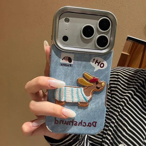 卡通可爱刺绣腊肠狗适用于苹果17pro手机壳iphone16保护套14防摔13超好看12新款15promax情侣max超好看手机套