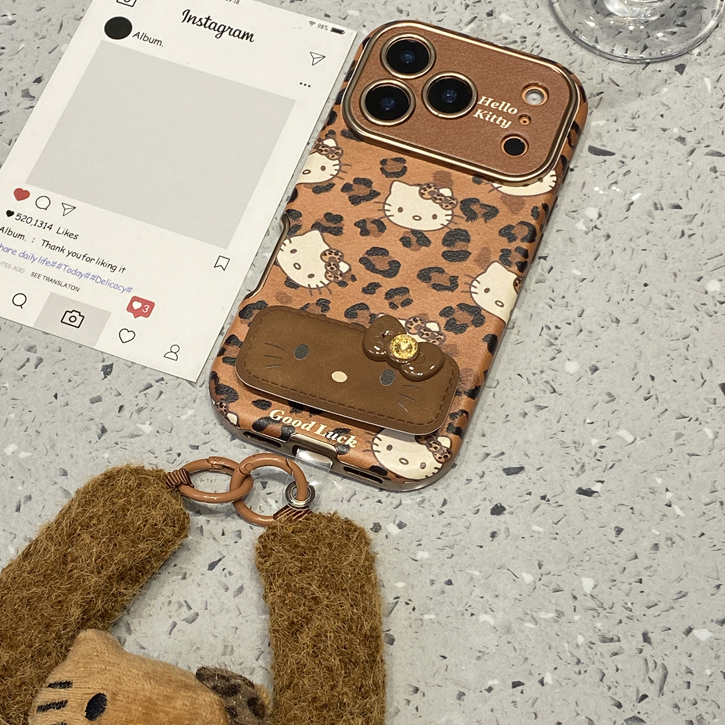 可爱秋冬棕色豹纹kt猫适用于iphone17pro手机壳苹果16保护套14毛绒挂绳13新款15promax折叠支架max个性手机套