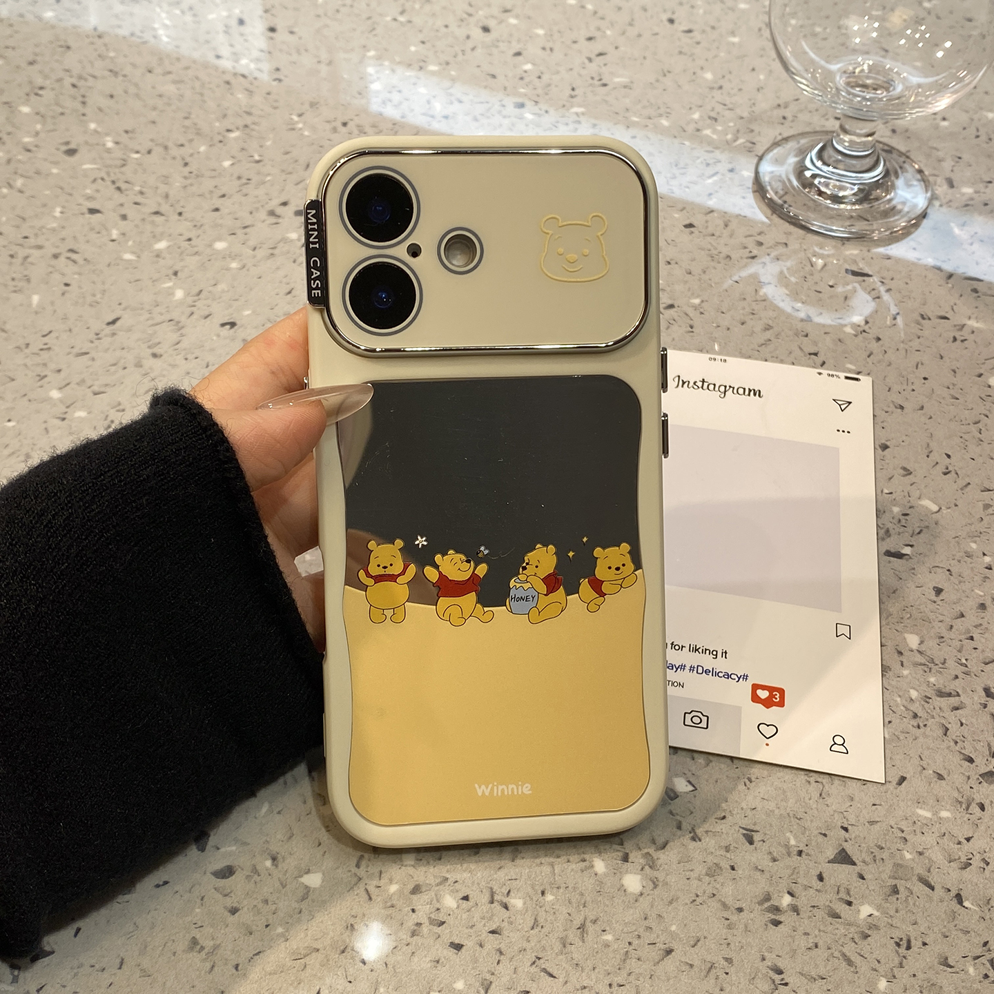 趣味可爱镜面维尼熊适用于苹果16手机壳iphone15保护套14全包镜头13防摔新款15promax小众15pro网红max手机套