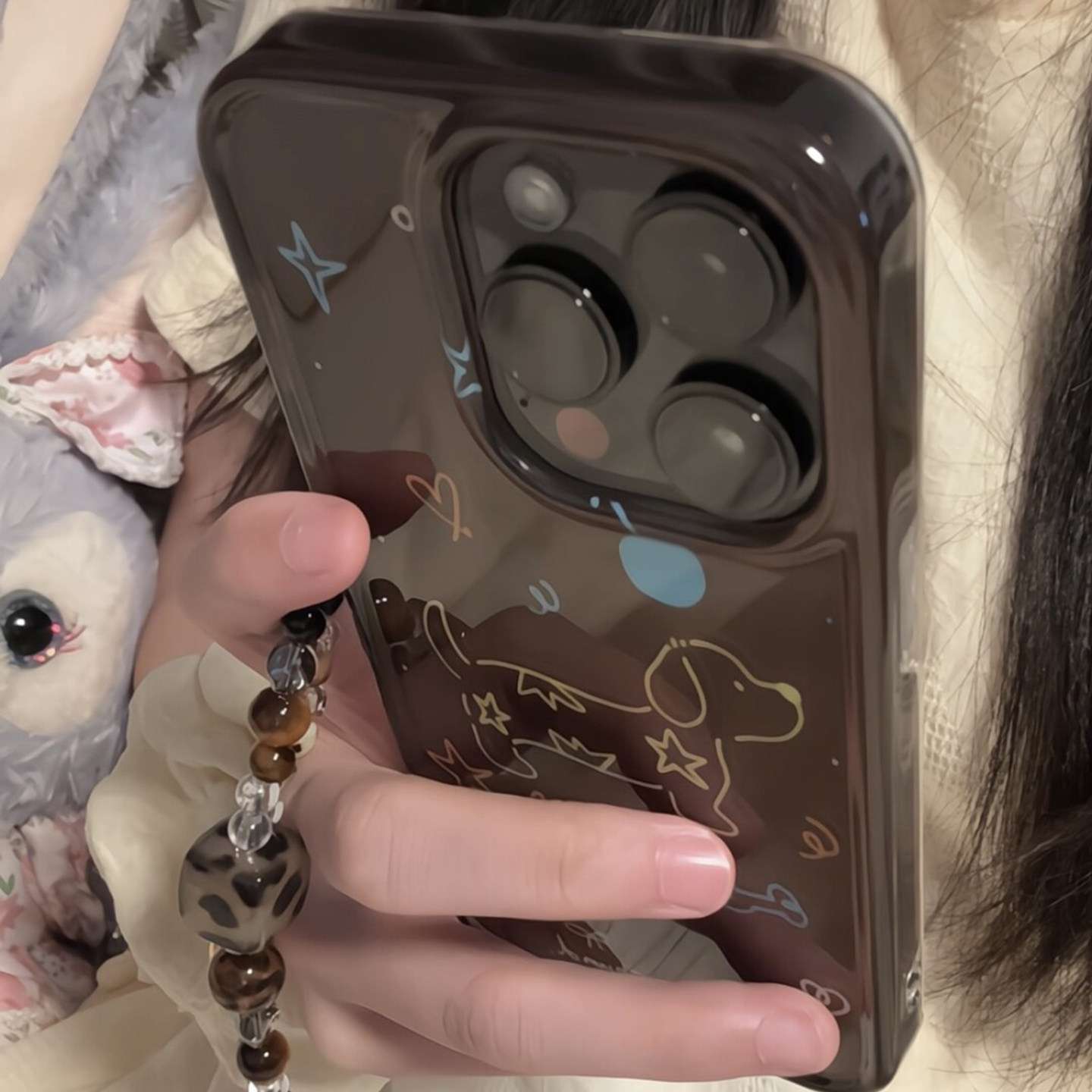 卡通可爱棕底线条腊肠狗适用于iphone17pro手机壳苹果16保护套14手链13全包新款15promax不撞款max小众手机套