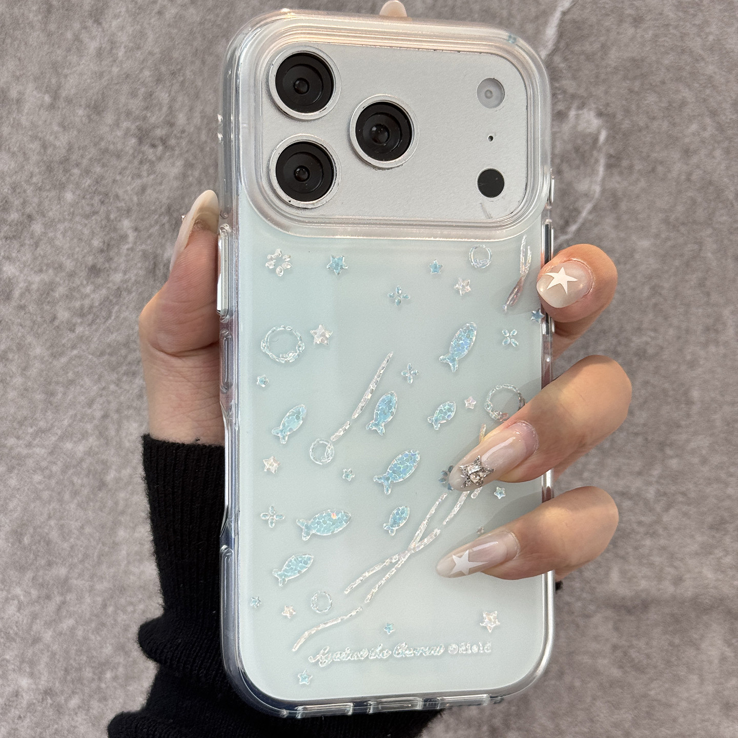 小清新浅蓝底鎏金鱼群适用于苹果15手机壳iphone14保护套新