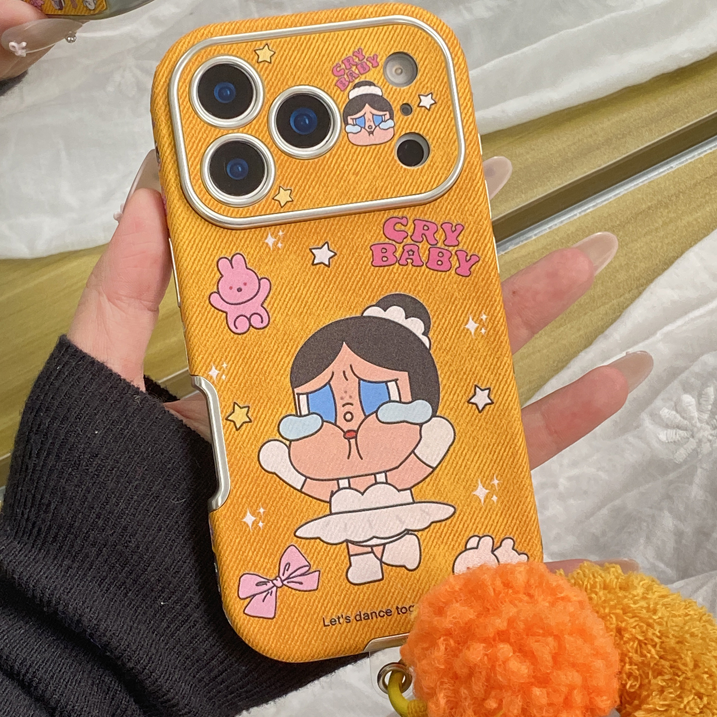 卡通可爱橙底芭蕾舞裙哭娃适用于苹果15手机壳iphone14保护套13皮纹新款17promax挂绳16pro小众max超火手机套