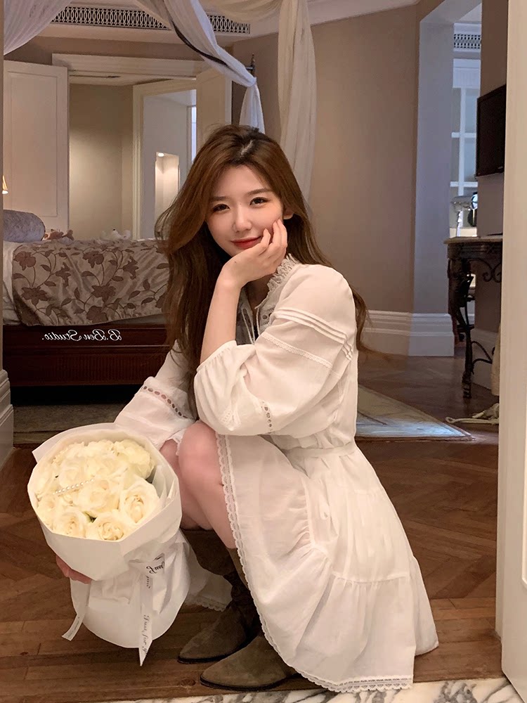 法式浪漫初恋系连衣裙女秋装甜美温柔风别致惊艳白色蕾丝镂空裙子