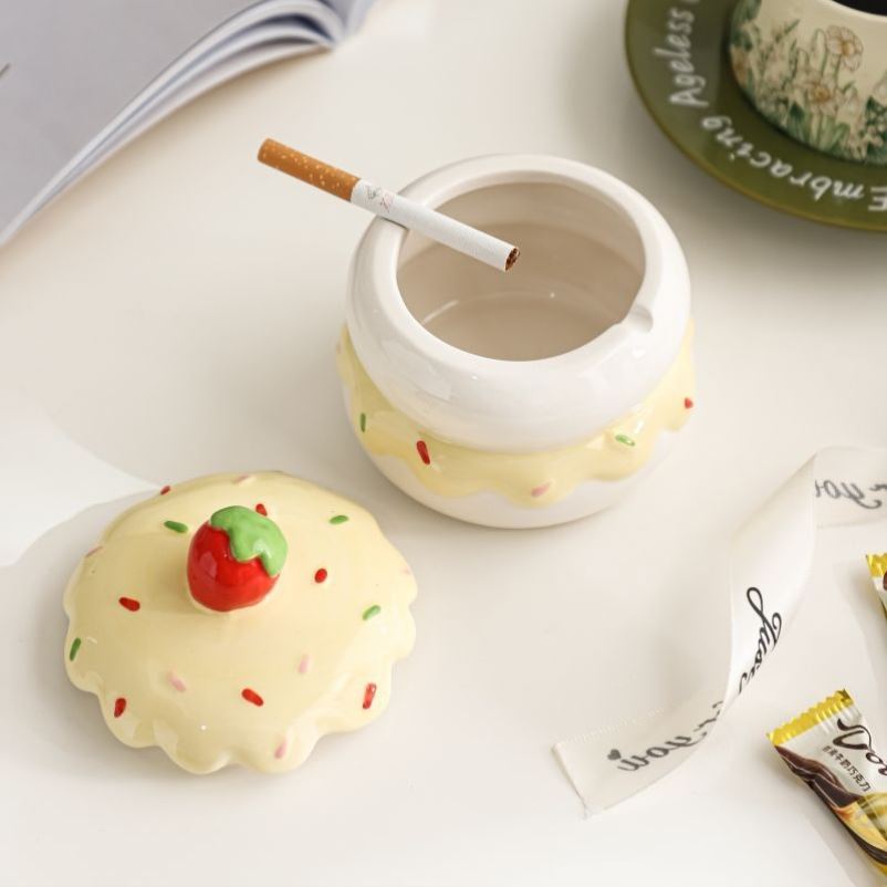 高颜值草莓蛋糕陶瓷带盖烟灰缸防飞家用创意个性桌面摆件收纳盒