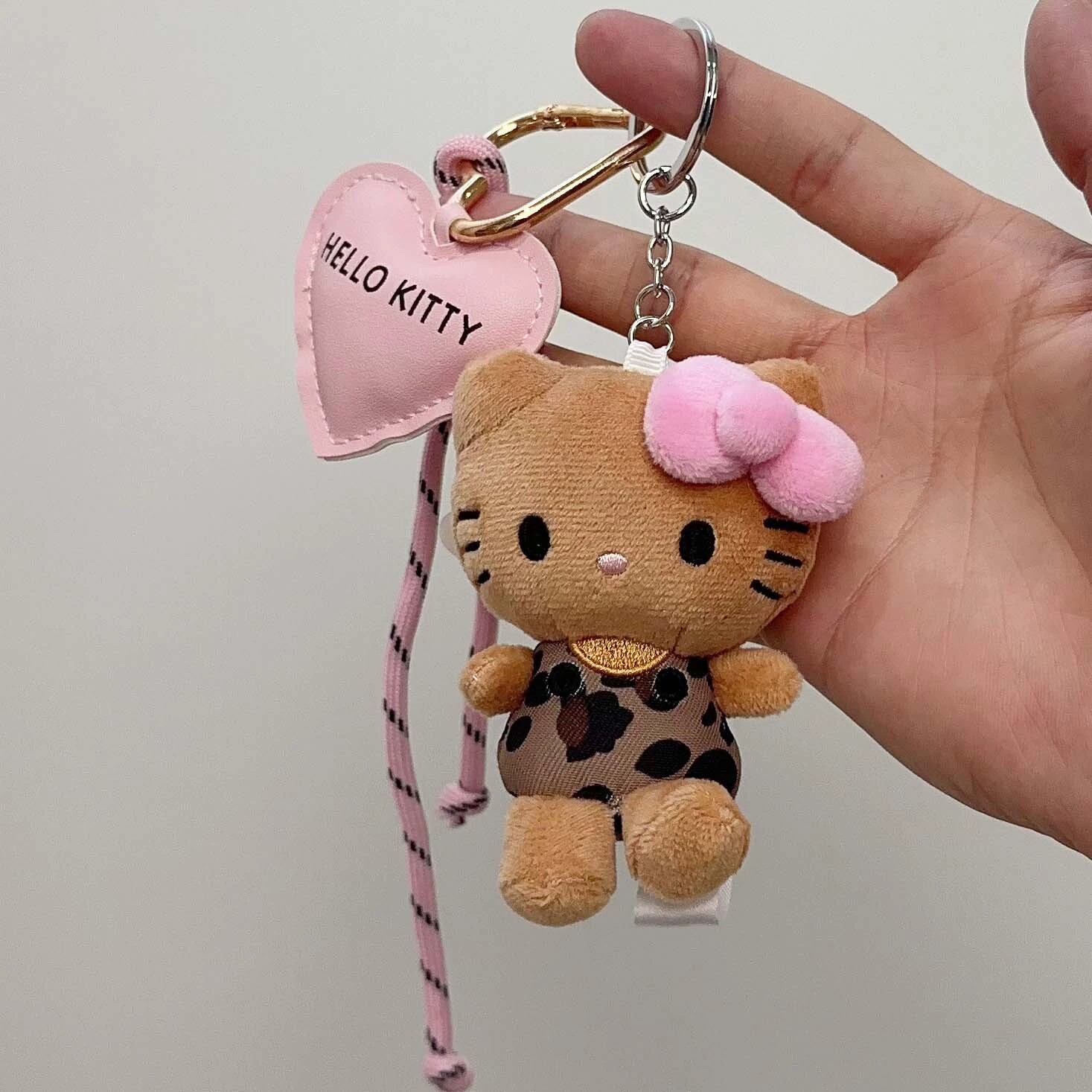 日系me%kitty猫小号豹纹毛绒包玩具挂件粉色kt猫爱心扣包包挂饰